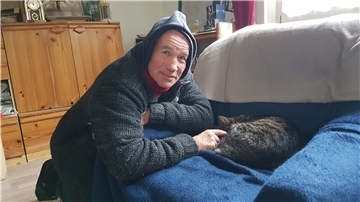 Die Knie tun ihm zu sehr weh: Statt auf den Landstraßen von Geestland Müll zu sammeln, verbringt Harry Wallis jetzt alle Zeit in seiner kleinen Wohnung in Krempel. Foto Melchers