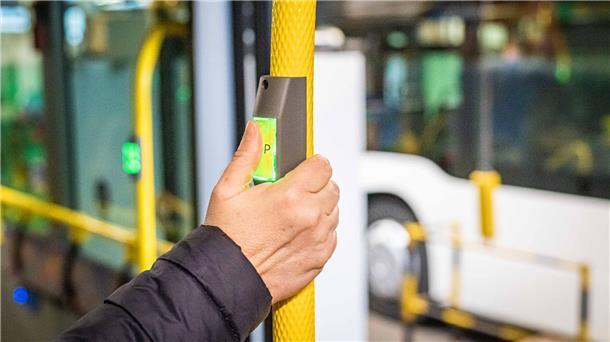 Die Koalition in Bremerhaven bezuschusst das Busticket Mia-plus. Es kostet künftig 20 Euro weniger im Monat.