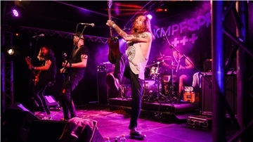 Die Kölner Punkrocker von Kmpfsport heizten dem Publikum mit gitarrenlastigen Klängen, zweistimmigem Gesang und viel Power ein.