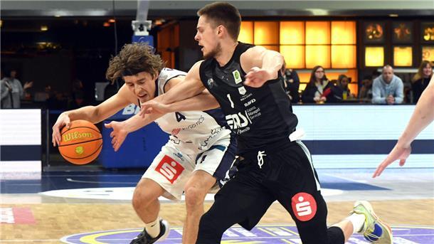 Basketballer im Zweikampf