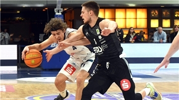 Basketballer im Zweikampf
