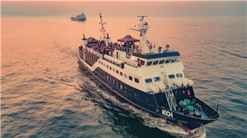 Das Club-Schiff MS Koi fährt in den Sonnenuntergang. Am ersten Mai-Wochenende sticht es von Brake aus zu zwei Partys in See.