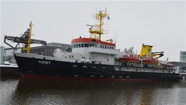Warum die „Komet“ seit 25 Jahren den Meeresgrund in der Deutschen Bucht scannt Die „Komet“ im Bremerhavener Fischereihafen. Hier kann sie Landstrom beziehen. Ihr Antrieb läuft laut BSH mit synthetischem Gas-to-Liquid-Treibstoff.