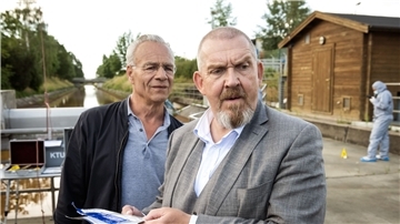Die Kommissare Max Ballauf (Klaus J. Behrendt, l) und Freddy Schenk (Dietmar Bär) schauen sich am Tatort um.