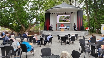Die Konzertmuschel in Tossens eignet sich nicht nur für Kulturveranstaltungen, sie ist auch ein schöner Ort für Gottesdienste.