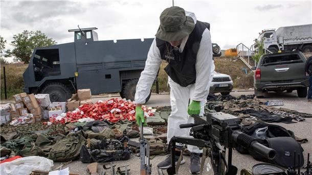 Kosovo: Serbische Armee kommt aus drei Richtungen Die kosovarische Polizei zeigt nach den Kämpfen mit dem Kommandotrupp beschlagnahmte Waffen und militärische Ausrüstung.