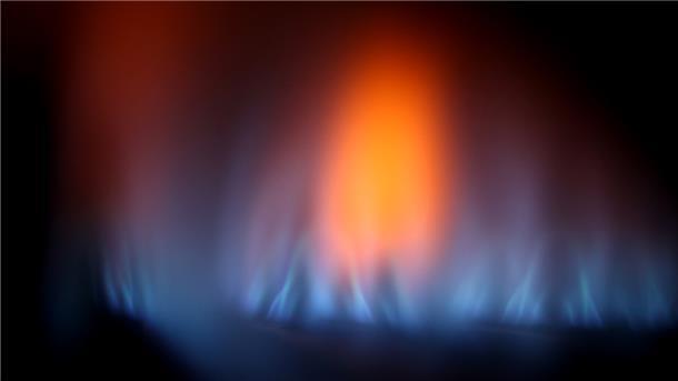 Eine Gasflamme im Sichtfenster eines Gas-Durchlauferhitzers. 