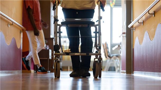 Beine hinter einem Rollator