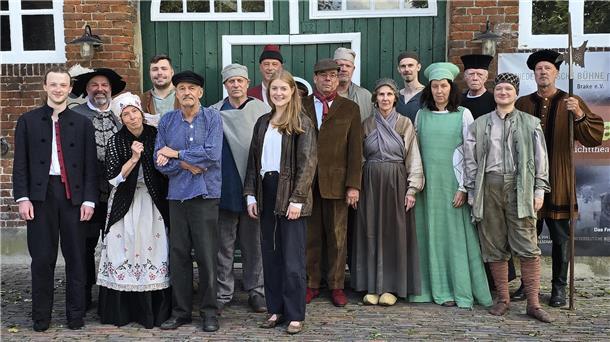 Historischer Mord wird in Theaterstück aufgearbeitet Die Kostüme sitzen, die Premiere kann kommen: In Golzwarderwurp wird schon bald Theater gespielt.