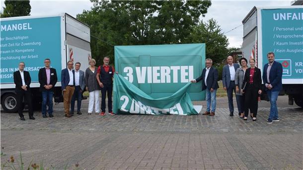 Die Kliniken zwischen Elbe und Weser schlagen Alarm Die Krankenhäuser in der Elbe-Weser-Region schlagen Alarm: In Stade haben Vertreter von sieben Klinikstandorten den dringend notwendigen Handlungsbedarf aufgezeigt. Anhand von zwei Lkw, die symbolisch ein Krankenhausbett auseinanderziehen, wurden die enormen personellen und finanziellen Belastungen dargestellt, denen die Krankenhäuser derzeit ausgesetzt sind.
