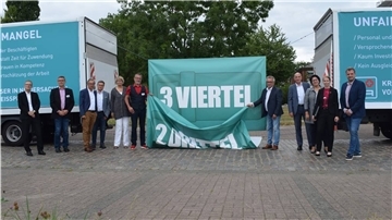 Die Krankenhäuser in der Elbe-Weser-Region schlagen Alarm: In Stade haben Vertreter von sieben Klinikstandorten den dringend notwendigen Handlungsbedarf aufgezeigt. Anhand von zwei Lkw, die symbolisch ein Krankenhausbett auseinanderziehen, wurden die enormen personellen und finanziellen Belastungen dargestellt, denen die Krankenhäuser derzeit ausgesetzt sind.