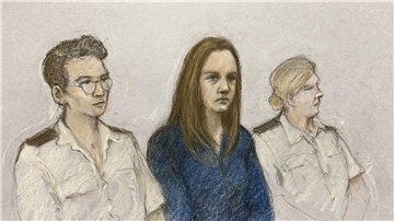 Die Krankenschwester Lucy Letby (m.) bei der Urteilsverlesung im Manchester Crown Court (Gerichtszeichnung vom 10.08.)