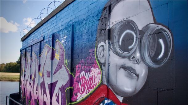 Kennen Sie diese traumhaften Fotospots in Bremerhaven? Die kreativen Grafitti-Gemälde in der kleinen Gasse neben dem Edeka-Markt eignen sich für Fotos mit urbanem Flair.