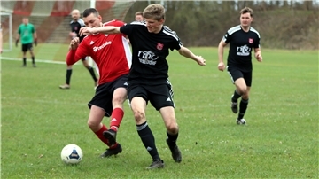 Die Kreisliga-Reserve des MTV Hesedorf, hier mit Bennet Wiebke (rechts), kam gegen den Tabellennachbarn FC Ummel II nicht über ein 1:1 hinaus.