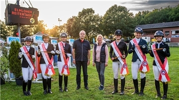 Die Kreismeister des Reiterverbandes Wesermünde 2022: Felicia Lemke (von links): Marion Stindt, Theresa Mügge, Rüdiger Sauer vom Kreissportbund Cuxhaven, Sponsorin Andrea Graudenz, Laura Meyer-Benecke, Lena Hartmann und Lisa Verena Ohlrogge.