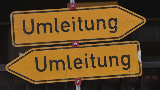 Straße zwischen Kirchtimke und Hepstedt ab Mittwoch gesperrt Zwei Umleitungsschilder zeigen in unterschiedliche Richtungen.