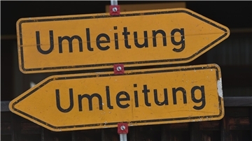 Zwei Umleitungsschilder zeigen in unterschiedliche Richtungen.