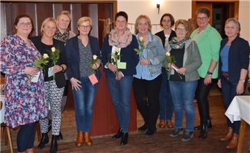 Die Kreisverbandsvorsitzende Marita Ropers (rechts) gratulierte der neuen Ehrenvorsitzenden Susanne Heins (Mitte). Catalina Sawatzki (links) übernimmt das Amt  von Alexandra Martens (Zweite von links). 