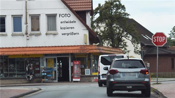 Die Kreuzung der Butjadinger Straße mit der Strandallee und der etwas versetzt gegenüber einmündenden Rathausstraße in Burhave ist ein verkehrlich problematischer Bereich.