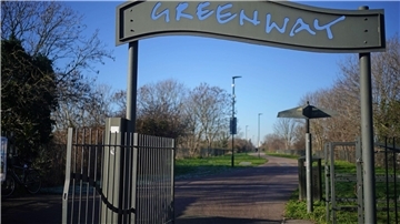 Die Kreuzung von Greenway und High Street South in Newham, Ostlondon, wo ein neugeborenes Baby ausgesetzt worden war.