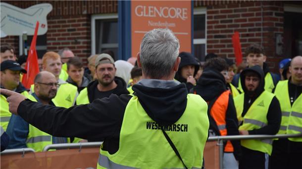 Zoff bei Glencore geht weiter: Betriebsrat schreibt offenen Brief Bild von einer Protestkundgebung von Glencore-Mitarbeitern am Standort Nordenham