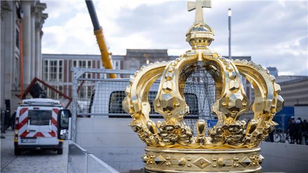 Die Krone der Kartusche liegt auf der Ablagefläche eines Transporters. Die Kartusche mit Krone ist rund zwei Millionen Euro teuer.