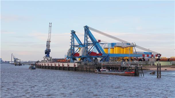 Die Kronos-Pier (im Vordergrund vor dem Steelwind-Anlieger) ist sanierungsbedürftig. Die gut 50 Jahre alte Betonkonstruktion ist marode.