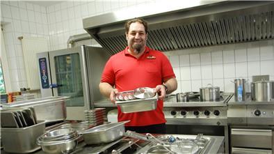 Die Küche im „Dorfkrug“ erhält den letzten Schliff. Am Mittwoch beginnt Marco de Matos den Außer-Haus-Verkauf. Der Lockdown bringt den gelernten Koch nicht aus der Ruhe: Sein Motto: Jetzt erst recht.
