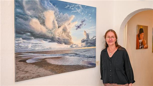 Doris Hauptmann steht in der Galerie 149 neben einem ihrer Gemälde.