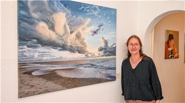 Doris Hauptmann steht in der Galerie 149 neben einem ihrer Gemälde.