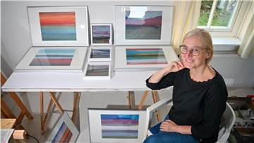 Die Künstlerin Ellen Mäder-Gutz nutzt ihren Aufenthalt im Wilke-Atelier, um sich auszuprobieren. Mit offenem Sieb hat sie ihre Landschaften gedruckt.