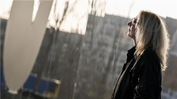 Knapp Viertelmillion bei Ausstellung von Bonvicini Die Künstlerin Monica Bonvicini steht vor der Neuen Nationalgalerie: Hier hat sie Installationen, skulpturale Objekte, performative und klangliche Arbeiten ausgestellt.