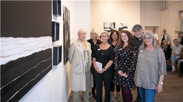 Die Künstlerinnen und Künstler aus Gelsenkirchen sehen in der Galerie 149 alle Schwarz. In nächsten Jahr planen die Bremerhavener einen Gegenbesuch.