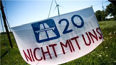 Die Küstenautobahn A20 ist umstritten, Naturschützer kritisieren, dass der Bau zu teuer und nicht notwendig sei und zudem wertvolle Natur zerstöre.