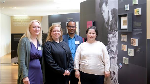 Vier Personen in einer Museumsausstellung
