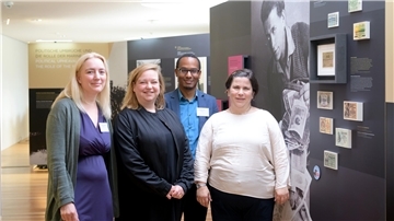 Vier Personen in einer Museumsausstellung