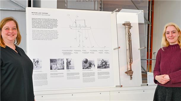 Kuratorinnen mit Meteor-Schautafel