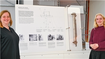 Kuratorinnen mit Meteor-Schautafel