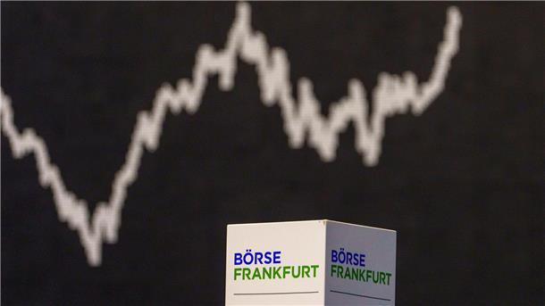 Deutsche Börse verdient deutlich mehr als erwartet Die Kurve des deutschen Aktienindex (DAX) zeigt nach oben. Die Deutsche Börse hat im ersten Quartal 2024 deutlich mehr verdient als erwartet.