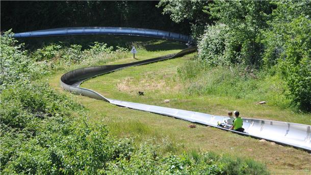 Abenteuer für die ganze Familie: Die schönsten Freizeitparks im Norden Zwei Kinder auf einer Sommerrodelbahn.