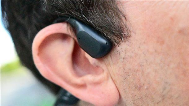 Die Läuferinnen und Läufer können mit Open-Ear-Kopfhörern trotz Musik im Ohr Umgebungsgeräusche wahrnehmen. (Symbolbild)