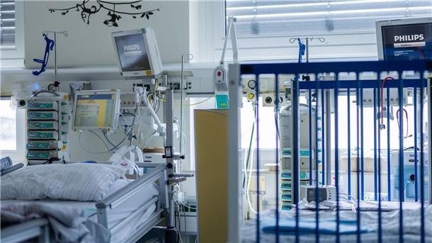 „Durchgängig am Limit“ - Kindermediziner schlagen Alarm Die Lage an vielen Kinderkliniken ist Experten zufolge kritisch: Ärztemangel, Fachkräftemangel, Geldmangel und der Abbau von Betten setzen die Einrichtungen zunehmend unter Druck.