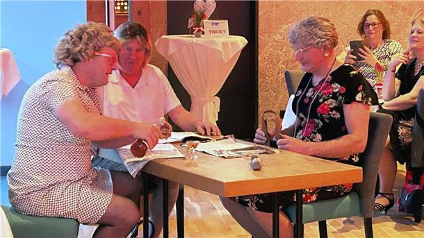 Club Dänemark stellt dank 5G eine gelungene Ballnacht auf die Beine Die Laienspieler der Theatergruppe „De Moorpuggen“ aus Ahrensmoor unterhielten die Besucher des Dänenballs mit Sketchen aus dem Wartezimmer.