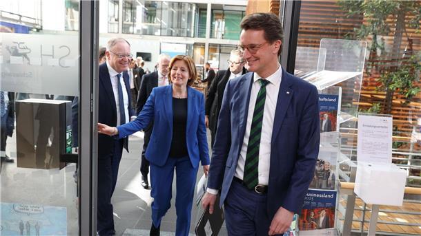 Länder wollen leichtere Abschiebungen und mehr Geld vom Bund Die Landeschefinnen und -chefs konferieren in Berlin: Hier (v.l.) Stephan Weil (Niedersachsen), Malu Dreyer (Rheinland-Pfalz) und Hendrik Wüst (Nordrhein-Westfalen).