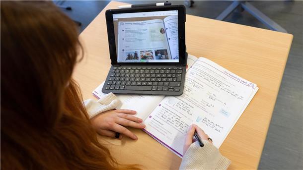 Die Landesregierung will bis 2031 rund 800 Millionen Euro für Schul-Tablets ausgeben. (Archivbild)