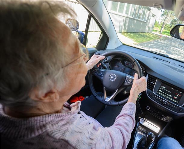 Fahrsicherheitstraining für Seniorinnen und Senioren Die Landesverkehrswacht Niedersachsen bietet landesweit Fahrsicherheitstraining für Menschen über 65 Jahren an. Für das nächste Training in Bremervörde am 25. September gibt es noch freie Plätze.