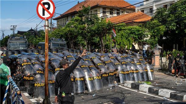 Protestwelle erreicht Bali - Dorfwächter mobilisiert Die landesweiten Proteste haben seit dem Wochenende auch auf Bali übergegriffen.