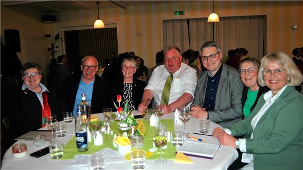 Die Landfrauen mit Ehrengästen aus Politik, Verwaltung und Berufsverbänden bei der Geburtstagsfeier.