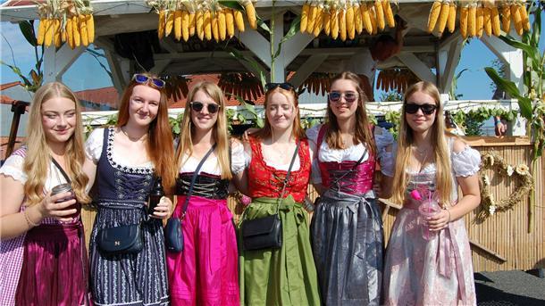 Hagener Herbstmarkt lockt Tausende Besucher in die Südkreisgemeinde Die Landjugend Driftsethe präsentierte sich in flotten Dirndl-Kleidern. Foto: Heß
