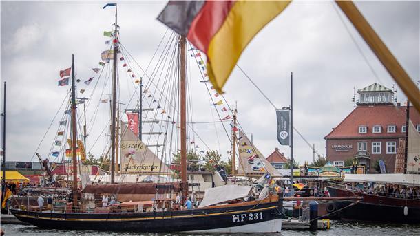 Die „Landrath Küster“ im Neuen Hafen. Auf der anderen Seite des Stegs liegt die „Astarte“, mit der der Segelkutter auch schon einmal verwechselt wird.